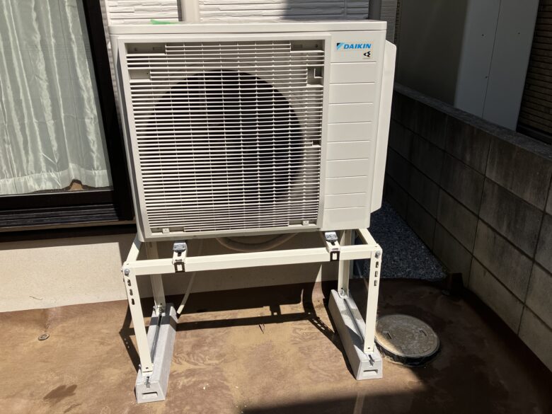 東京都東村山市で高置き架台を使用して嵩上げしたエアコン室外機 After